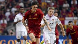 Nicolo Zaniolo. Gelandang serang Italia berusia 23 tahun yang telah membela AS Roma sejak awal musim 2018/2019 ini juga menjadi korban cedera di laga melawan Cremonese seperti Gerorginio Wijnaldum. Ia ditarik keluar di akhir babak pertama usai mengalami cedera akibat posisi jatuh yang salah. Diperkirakan cederanya tak akan parah dan hanya akan absen selama satu bulan. (AFP/Filippo Monteforte)
