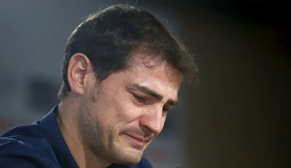 Iker Casillas tampak menahan tangis saat menyampaikan salam perpisahan di Stadion Santiago Bernabeu, Madrid, Spanyol, Minggu (12/7/2015). Setelah 25 tahun, Casillas akhirnya resmi meninggalkan Real Madrid menuju Porto FC. (REUTERS/Andrea Comas)