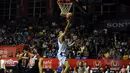 Pebasket SM Britama, Bonanza Siregar melompat mencoba memasukkan bola ke jala tim Aspac Jakarta saat berlaga di NBL Championship 2015 di Jakarta, Senin (4/5/2015). SM Britama unggul 59-53 atas Aspac Jakarta. (Liputan6.com/Helmi Fithriansyah)