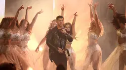 Penampilan Nick Jonas membawakan lagu barunya “Find You” di panggung American Music Awards (AMA) 2017, Los Angeles, Minggu (19/11). Nick terlihat menari bersama dancer-dancer wanitanya yang seksi dengan busana menerawang. (Matt Sayles/Invision/AP)