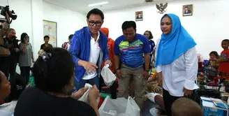 Eko Patrio sambangi korban banjir di Bidara Cina, Jakarta Timur Jumat (03/01/2020). (Foto: Deki Prayoga/Dream)