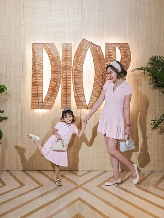 Claire tampil imut dengan jinjin Small Lady D-Joy Bag berwarna latte seharga Rp80jutaan. [@shandyaulia]