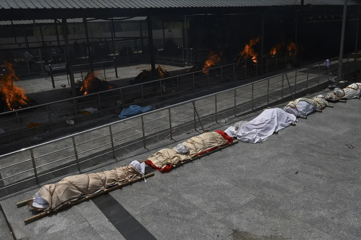 FOTO: Barisan Jasad Korban COVID-19 di India Antre untuk Dikremasi