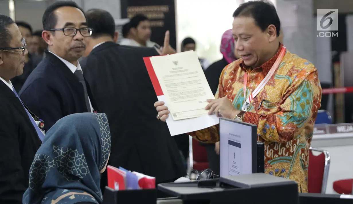 Ketua Bawaslu RI, Abhan (kanan) saat menyerahkan alat bukti untuk menghadapi perselisihan hasil Pilpres 2019 di Gedung Mahkamah Konstitusi, Jakarta, Rabu (12/6/2019). Bawaslu menyerahkan 134 alat bukti serta keterangan setebal 151 halaman. (Liputan6.com/Helmi Fithriansyah)
