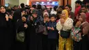 Diketahui sebelumnya, pada 28 Februari 2026, Amerika Serikat dan Israel melancarkan serangkaian serangan terhadap sejumlah target di Iran, termasuk di Teheran, dengan laporan kerusakan dan korban sipil. Tampak dalam foto, para pelayat berdoa untuk almarhum Pemimpin Tertinggi Iran Ayatollah Ali Khamenei di kediaman duta besar Iran untuk Indonesia, Jakarta, Kamis 5 Maret 2026. (AP Photo/Tatan Syuflana)