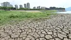 Dasar sungai yang kering terlihat setelah permukaan air turun di Sungai Yangtze, Yunyang, Kotamadya Chongqing, China, 16 Agustus 2022. Suhu tinggi yang tidak biasa dan kekeringan berkepanjangan mempengaruhi sebagian besar wilayah China, mengurangi hasil panen dan persediaan air minum. (Chinatopix Via AP)