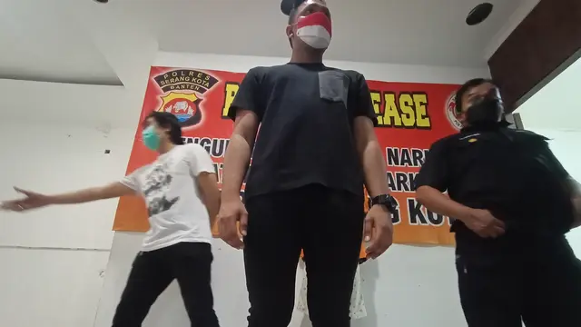 Liquid Dan Vape Ditunjukkan Polisi. (Rabu, 25/08/2021). (Liputan6.com/Yandhi Deslatama).