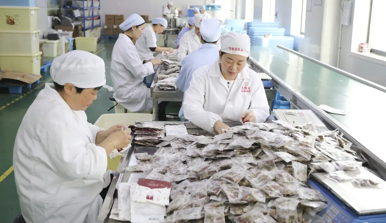 Para pekerja mengemas produk di sebuah perusahaan di wilayah Tonglu, Hangzhou, Provinsi Zhejiang, China, 4 November 2020. Sejumlah perusahaan mulai bersiap untuk penjualan Hari Lajang, sebuah festival belanja daring (online) mendatang. (Xinhua/Xu Junyong)