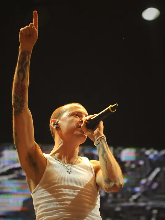 24 lagu disuguhkan oleh Chester, Mike Shinoda, Joseph Hahn,  Brad Delson, Dave Farrell, dan Rob Bourdon. Sekitar 90 menit Chester dkk menghentak stadion yang dipadati sekitar 30 ribu penonton. (Bambang E. Ros/Bintang.com)