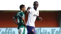 Ekspresi striker Persik Kediri, Flavio Silva, setelah mencetak gol ke gawang PSS Sleman dalam laga pekan ke-16 BRI Liga 1 2023/2024, Sabtu (21/10/2023). (Bola.com/Gatot Sumitro)