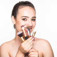 Rahasia tampil flawless dengan makeup minimalis yang ringan, natural, dan awet seharian. (Foto: diana grytsku/Freepik)