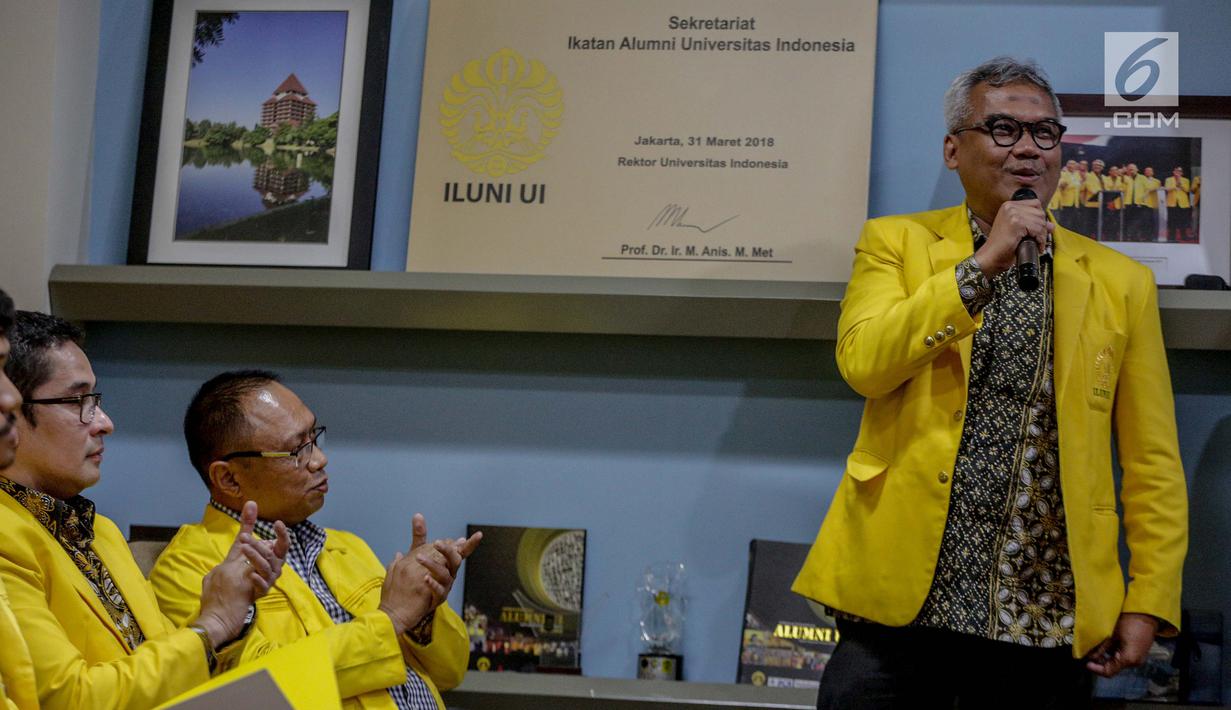 Ketum ILUNI UI Arief Budhy Hardono memberikan sambutan sebelum pernyataan sikap bersama ILUNI UI dan Mahasiswa UI, Jakarta, Rabu (24/4). ILUNI UI bersama mahasiswa UI yang diwakilkan BEM UI dan Fakultas mengajak masyarakat menunggu hasil perhitungan riil dari KPU. (Liputan6.com/Faizal Fanani)