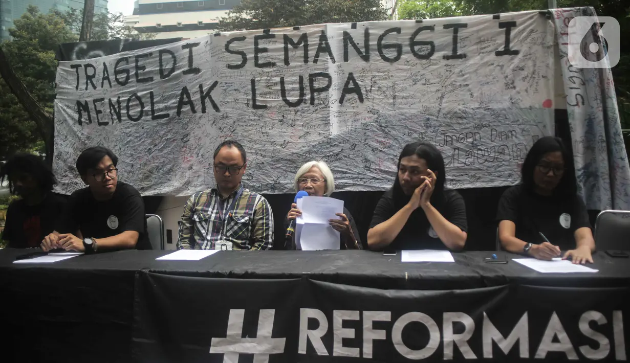 Sumarsih (tengah), ibu dari mahasiswa Universitas Atma Jaya Bernardus Realino Norma Wirawan atau Wawan yang tewas dalam tragedi Semanggi I, memberikan keterangan dalam peringatan 21 Tahun tragedi tersebut di halaman Universitas Atma Jaya, Jakarta, Rabu (13/11/2019). (Liputan6.com/Faizal Fanani)