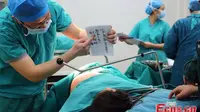 Dokter di Rumah Sakit Renhe di Yinchang, provinsi Hubei, China ini memiliki cara unik untuk dapat berkomunikasi dengan sang pasien.