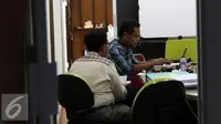Penyidik Bareskrim Mabes Polri memeriksa kantor Pertamina Foundation di Simprug terkait dugaan penyalahgunaan anggaran program tahun 2013 hingga 2014, Jakarta, Senin (1/9/2015). (Liputan6.com/Yoppy Renato)