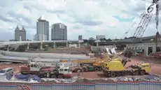 Girder proyek pembangunan jalan Tol Depok-Antasari, Jakarta Selatan roboh, diduga akibat tersenggol alat berat yang berada di lokasi kejadian.