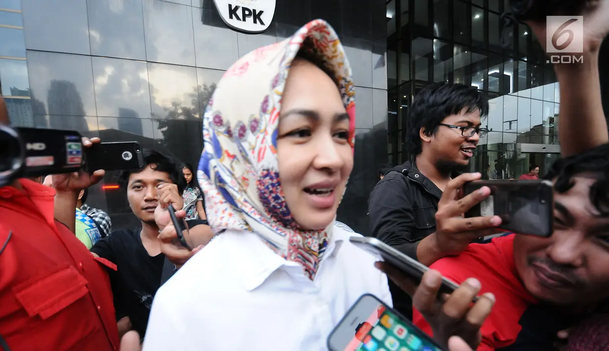 Wali Kota Tangerang Selatan Airin Rachmi Diany menjawab pertanyaan saat meninggalkan gedung KPK usai memenuhi panggilan, Jakarta, Selasa (14/11). Airin diperiksa terkait klafikasi penanganan perkara di KPK. (Liputan6.com/Helmi Fithriansyah)