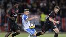 Gelandang AC Milan, Franck Kessie, menjaga gelandang Craiova, Mihail Baluta, pada laga kualifikasi Liga Europa di Stadion Municipal, Rumania, Kamis (27/7/2017). Craiova kalah 0-1 dari AC Milan. (AP/Alexandru Dobre)