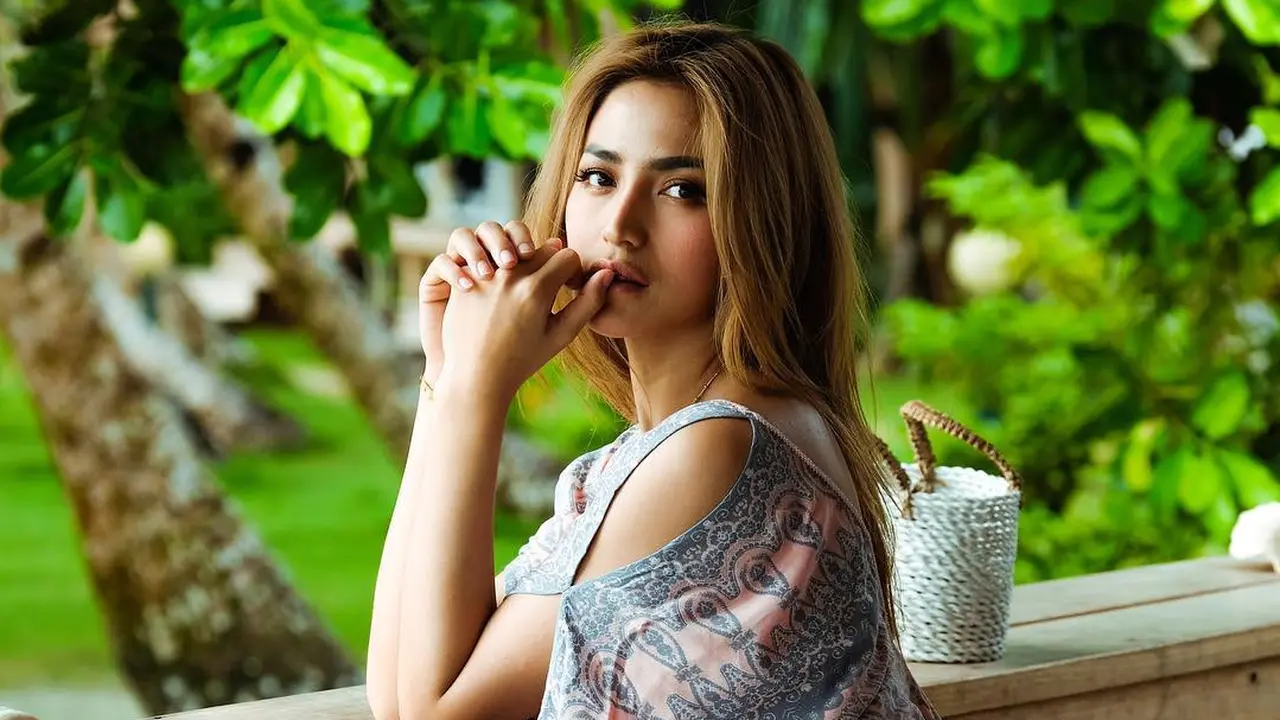 [Bintang] Cantik Menawan, Ini 8 Foto Liburan Jessica Iskandar di Mentawai