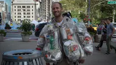 Aktivis lingkungan, Rob Greenfield melakukan kampanye peduli lingkungan di New York, AS, 4 September 2016. Rob membuang berbagai sampah yang ia hasilkan selama satu bulan ke tempat sampah plastik yang tertempel di tubuhnya. (AFP Photo/Bryan R. Smith)