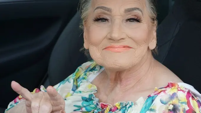 Nggak Kalah Glamour, Nenek 80 Tahun Ini Disebut 'Glam-Ma'