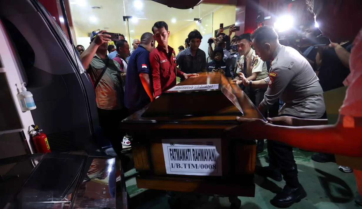 Petugas mengangkat peti jenazah salah satu korban kecelakaan kereta api, yang melibatkan KA Argo Bromo Anggrek dan KRL Commuter Line di Stasiun Bekasi Timur, usai diidentifikasi di Rumah Sakit Polri Kramat Jati, Jakarta Timur, Selasa (28/4/2026). (Kapanlagi.com/Budy Santoso)