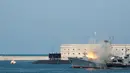 Kapal perang Rusia meluncurkan rudal saat parade Hari Angkatan Laut di Sungai Neva, Saint Petersburg, Rusia, Minggu (29/7). (Kirill Kudryavtsev/AFP)