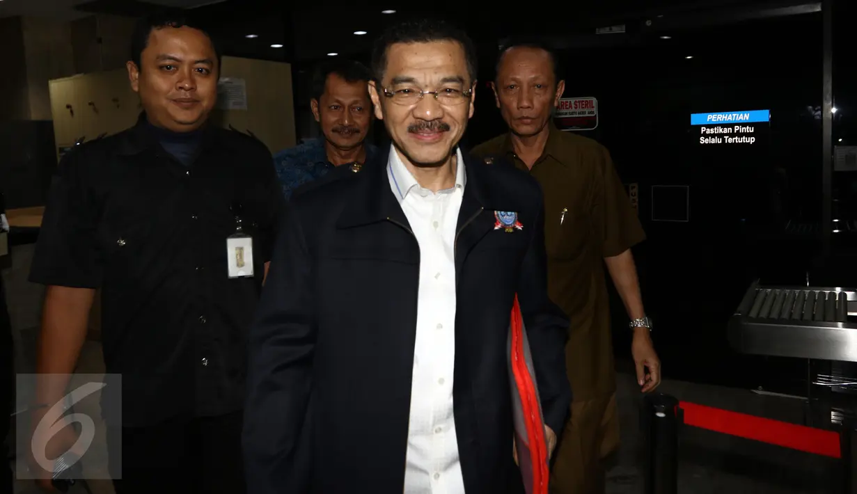 Mantan Mendagri, Gamawan Fauzi berjalan keluar usai menjalani pemeriksaan di Gedung KPK, Jakarta, Kamis (20/10). Ini merupakan pemeriksaan kedua Gamawan sebagai saksi yang menjerat mantan Dirjen Dukcapil Kemendagri, Irman. (Liputan6.com/Helmi Afandi)