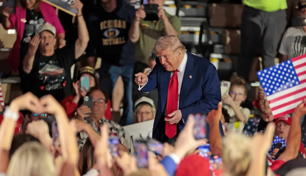 Dalam 100 hari pertama masa jabatan keduanya, Trump menjalankan sejumlah kebijakan berani dan kontroversial. (JEFF KOWALSKY/AFP)