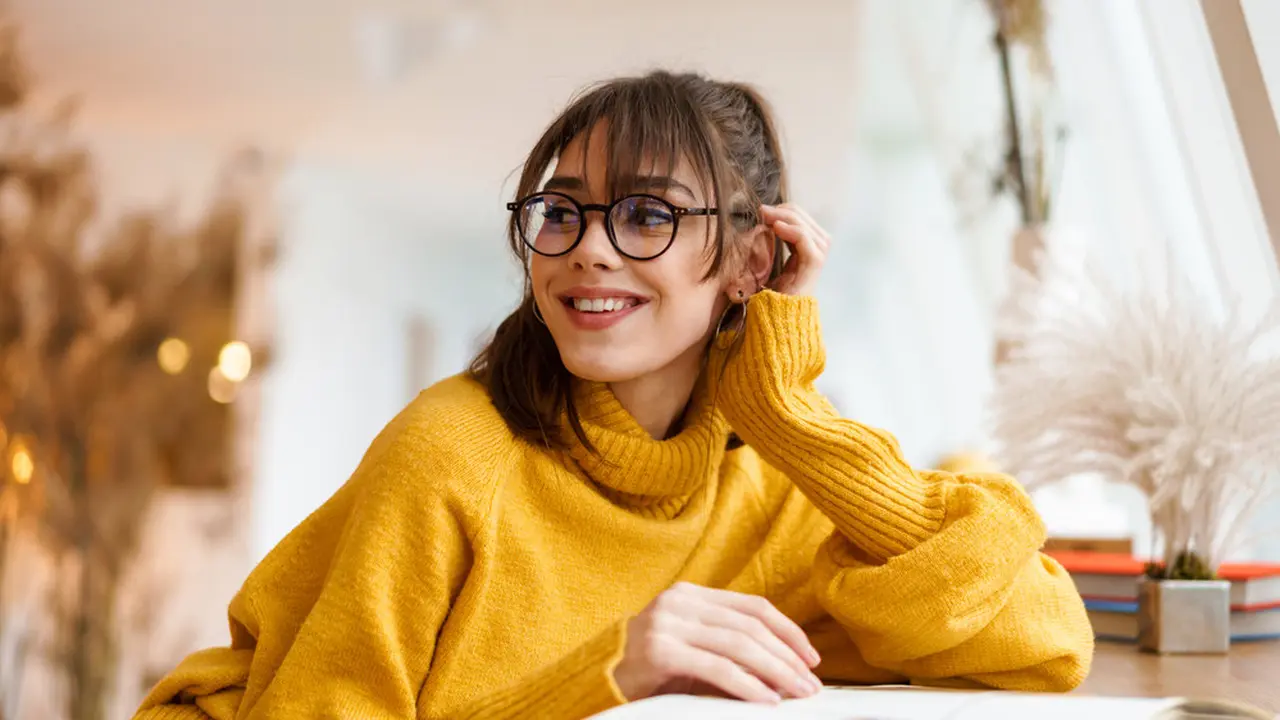 perempuan baju kuning bahagia