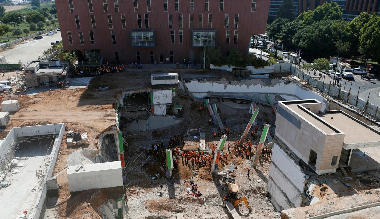 Sebuah gedung parkir di Tel Aviv, ibu kota komersial Israel, ambruk dan melukai sedikitnya enam, Senin (5/9). Petugas penyelamat dan polisi menyebutkan sejumlah orang dinyatakan hilang akibat insiden ini. (REUTERS/Nir Elias)