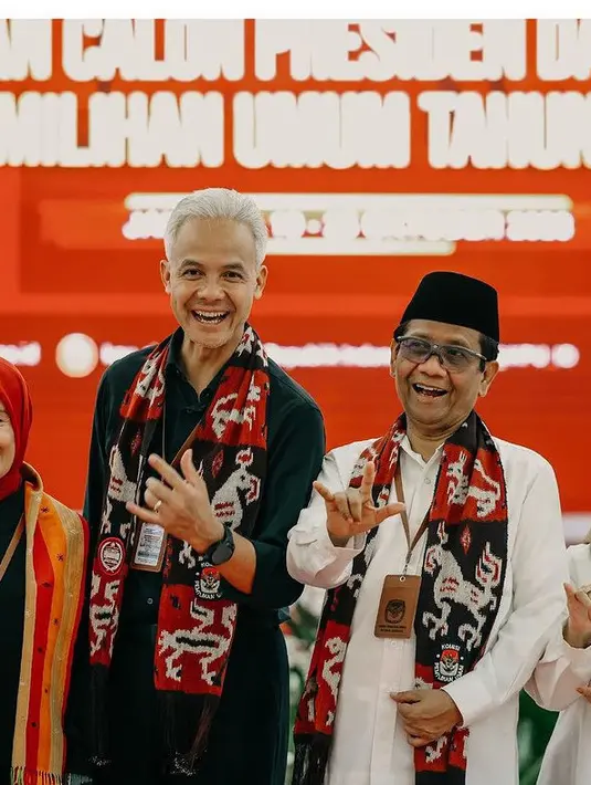 Sementara itu, Mahfud MD mengenakan kemeja putih lengan panjang yang sudah ia siapkan 5 tahun lalu. Ia pun tampil dengan peci hitam dan kacamata yang menjadi ciri khasnya.  [@ganjar_pranowo]