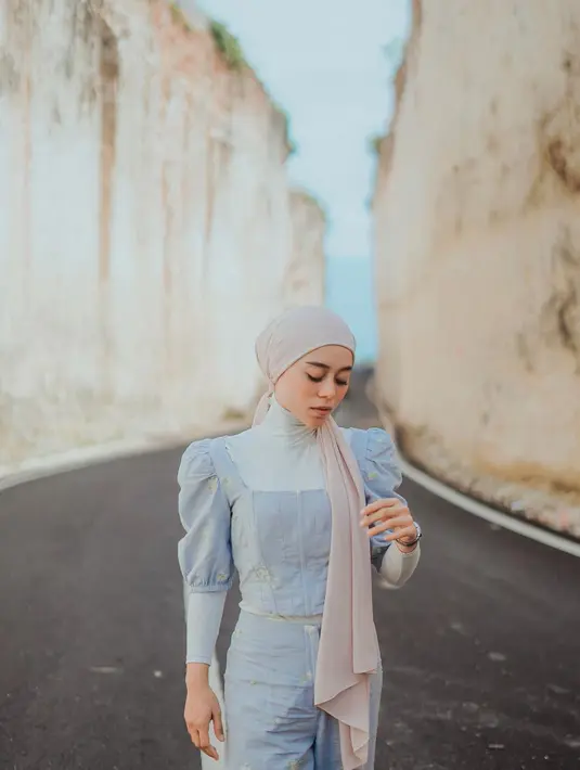 OOTD ala Barbie dengan warna pastel yang memikat dari Lesti Kejora. Ia mengenakan innerwear turtleneck putih, ditumpuknya dengan set atasan bawahan berwarna biru muda yang lembut. Atasannya semakin cantik dengan aksen lengan balon dan ia memadukannya dengan hijab cokelat muda. [Foto: Instagram/lestikejora]