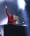 Penampilan luar biasa diberikan DJ asal Inggris, Mark Ronson tampil dalam festival musim panas We The Fest (WTF) 2016. Meski arena konser diguyur hujan, tidak menyurutkan niat para penonton meninggalkan arena. (Galih W. Satria/Bintang.com)