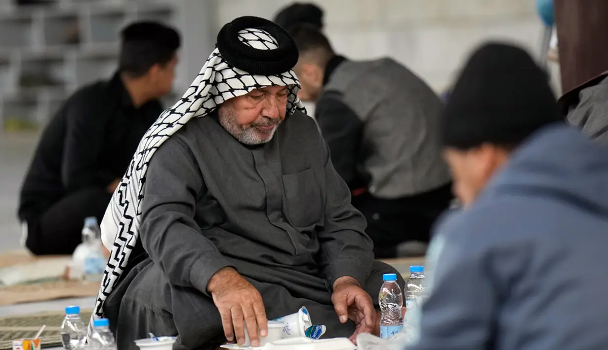 Bulan suci Ramadhan di Irak selalu disambut dengan meriah. (AP Photo/Hadi Mizban)