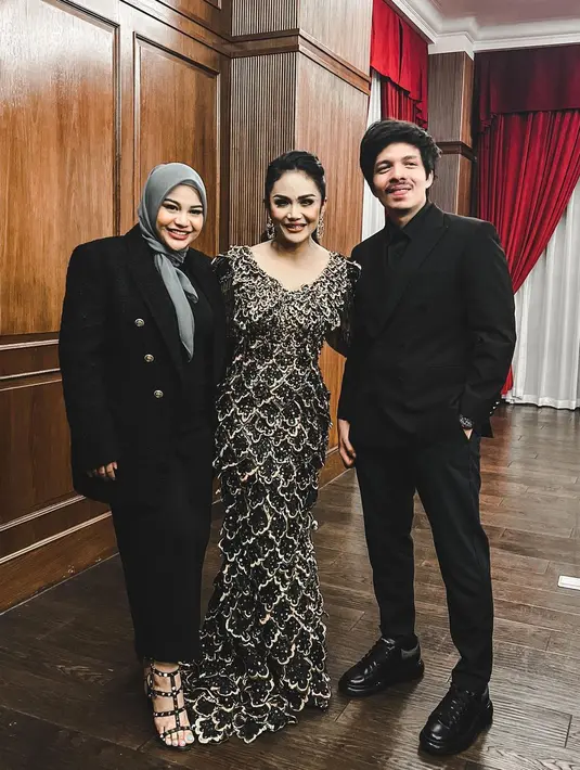 Tampil serba hitam, Aurel Hermansyah padukan oversized blazer dan straight pants. Hijab warna abu-abu jadi sentuhan yang lebih cerah [@aurelhermansyah]