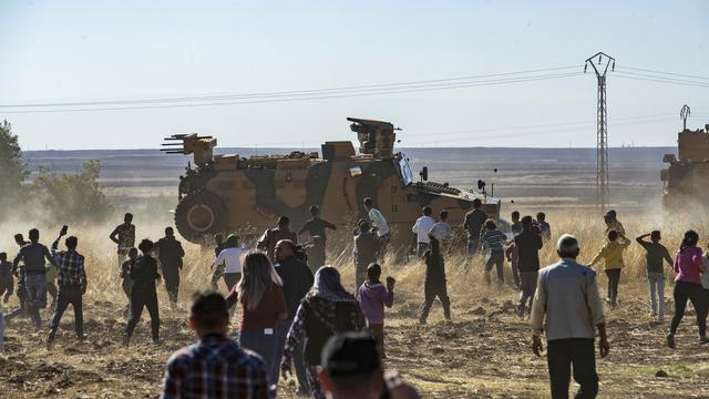 Konvoi, Kendaraan Militer Turki Dilempari Batu Warga Kurdi