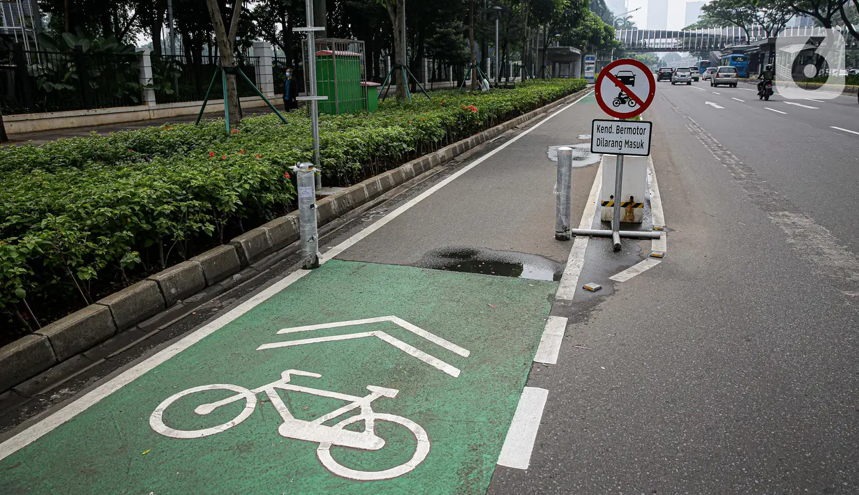 Jalur sepeda permanen di kawasan Sudirman, Jakarta, Kamis (17/6/2021). Kapolri Jenderal Listyo Sigit Prabowo akan membongkar jalur sepeda di Jalan Sudirman - Jalan Thamrin dan mempelajari jalur khusus sepeda di negara lain. (Liputan6.com/Faizal Fanani)