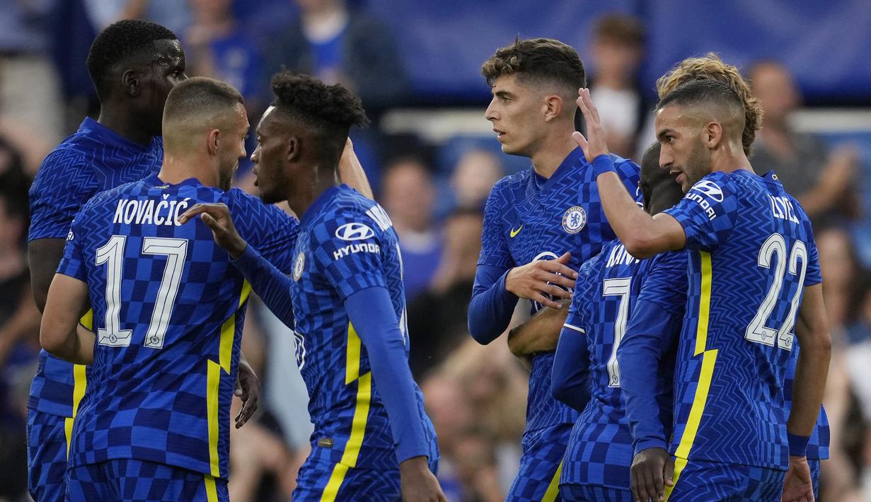 Para pemain Chelsea merayakan gol pertama ke gawang Tottenham Hotspur yang dicetak gelandang Hakim Ziyech (kanan) dalam laga uji coba pramusim 2021/2022 di Stamford Bridge, London, Rabu (4/8/2021). Chelsea bermain imbang 2-2 dengan Tottenham. (Foto: AP/Matt Dunham)