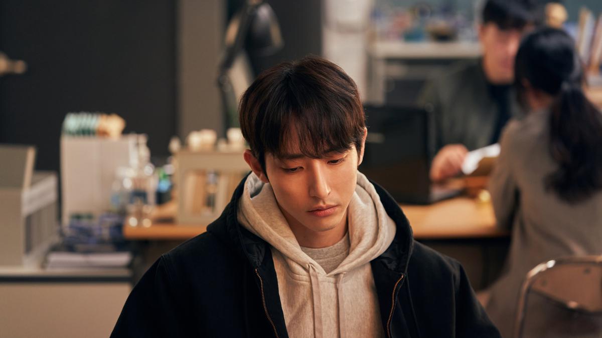 Kontroversi Fan Meeting Lee Soo Hyuk di China, Sang Aktor Kerja 12 Jam dan Tulis Ribuan Tanda Tangan