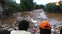 Banjir Surut, Ciliwung Berubah Jadi Gunungan Sampah
