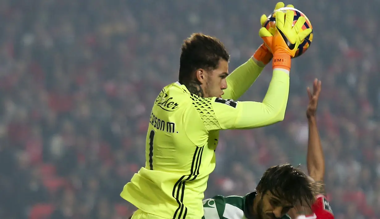 Kiper Benfica, Ederson Moraes, menangkap bola saat pertandingan melawan Sporting Lisbon pada lanjutan liga Portugal di Stadion Vila do Conde, Portugal, (11/12/2016). (EPA/Miguel A. Lopes)