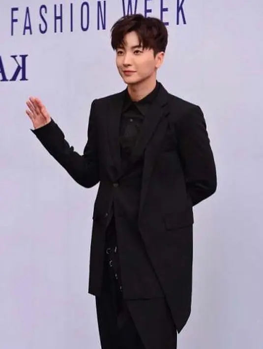 Kejadian perampokan yang menimpa Leeteuk di Swiss beberapa waktu lalu cukup megerikan. Pasalnya, kaca mobil Leeteuk dipecahkan di bagian belakang ketika sedang melaju. (Instagram/xxteukxx)