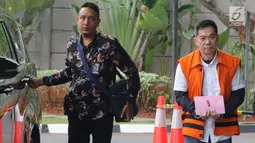 Pengacara Alfin Suherman (kanan) selaku penyuap Aspidum Kejati DKI Jakarta Agus Winoto akan menjalani pemeriksaan di Gedung KPK, Jakarta, Senin (12/8/2019). Alfin diperiksa sebagai tersangka terkait suap penangan perkara penipuan investasi Sendy Perico. (merdeka.com/Dwi Narwoko)