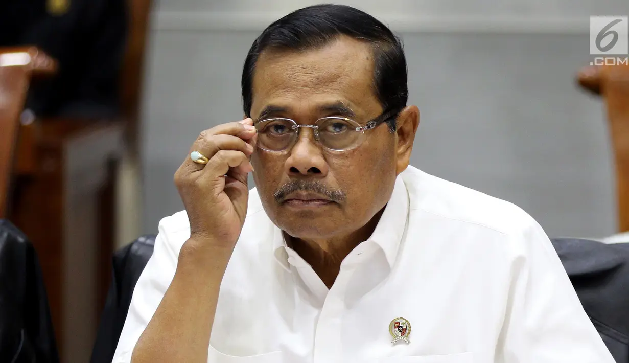 Jaksa Agung HM Prasetyo mengikuti rapat kerja dengan Komisi III DPR di Kompleks Parlemen, Senayan, Jakarta, Kamis (13/9). Rapat kerja Tersebut membahas Rencana Kerja serta Anggaran Kejaksaan Agung dan Kementerian Hukum dan HAM.(Liputan6.com/JohanTallo)
