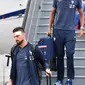 Penyerang Timnas Prancis,  Olivier Giroud dan rekan setimnya turun dari pesawat setibanya di bandara Sheremetyevo Moskow, Minggu (10/6). Giroud ikut dalam rombongan yang akan berlaga di Piala Dunia 2018 meski sedang kondisi cedera. (AP/Pavel Golovkin)