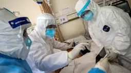 Pekerja medis memindai pasien virus corona atau COVID-19 di sebuah rumah sakit di Wuhan, Provinsi Hubei, China, Minggu (16/2/2020). Sebanyak 1.716 pekerja medis dilaporkan terinfeksi virus corona. (Chinatopix via AP)