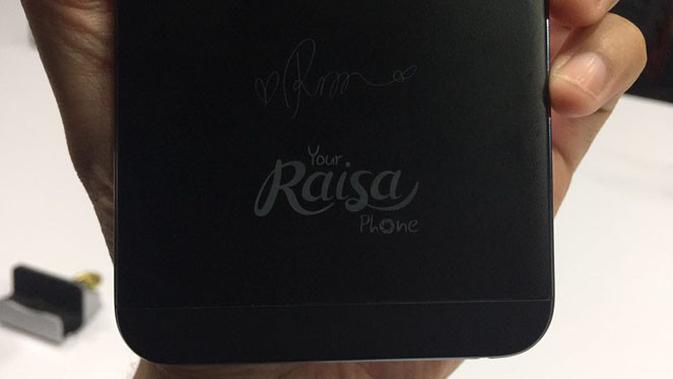 Cover belakang Oppo F1s Black Edition terdapat torehan tanda tangan Raisa dan tulisan 'Your Raisa Phone'. (Liputan6.com/ Jeko Iqbal Reza)