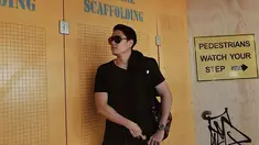 Mischa Chandrawinta makin terlihat berkharisma saat pakai kacamata hitam sebagai aksesoris pelengkap gaya sehari-harinya yang casual. (Liputan6.com/IG/@mischach)