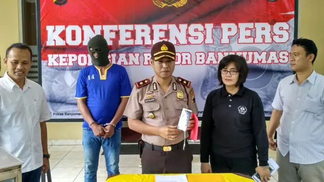Wakil Kepala Polres Banyumas, Kompol Malpa Malacoppo memperlihatkan barang bukti dalam kasus cilok berbonus video porno. (Foto: Liputan6.com/Polres Banyumas/Muhamad Ridlo)